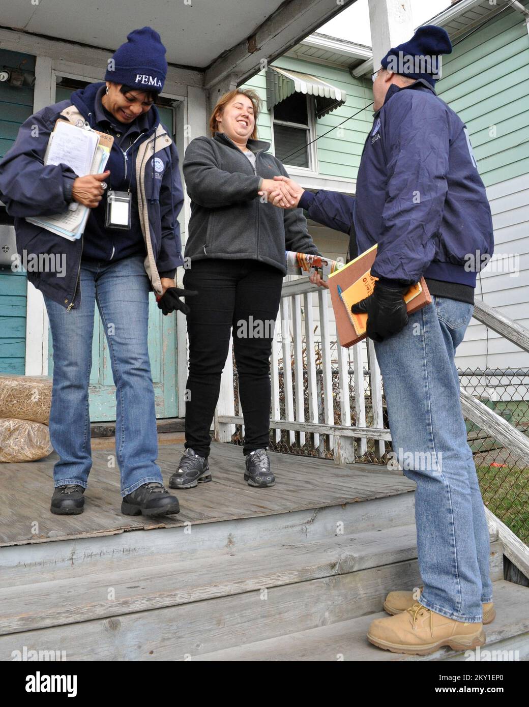 Gli specialisti bilingue delle relazioni con la comunità spiegano il processo FEMA. Uragano Sandy del Connecticut. Fotografie relative a disastri e programmi, attività e funzionari di gestione delle emergenze Foto Stock Gli specialisti bilingue delle relazioni con la comunità spiegano il processo FEMA. Uragano Sandy del Connecticut. Fotografie relative a disastri e programmi, attività e funzionari di gestione delle emergenze Foto Stock