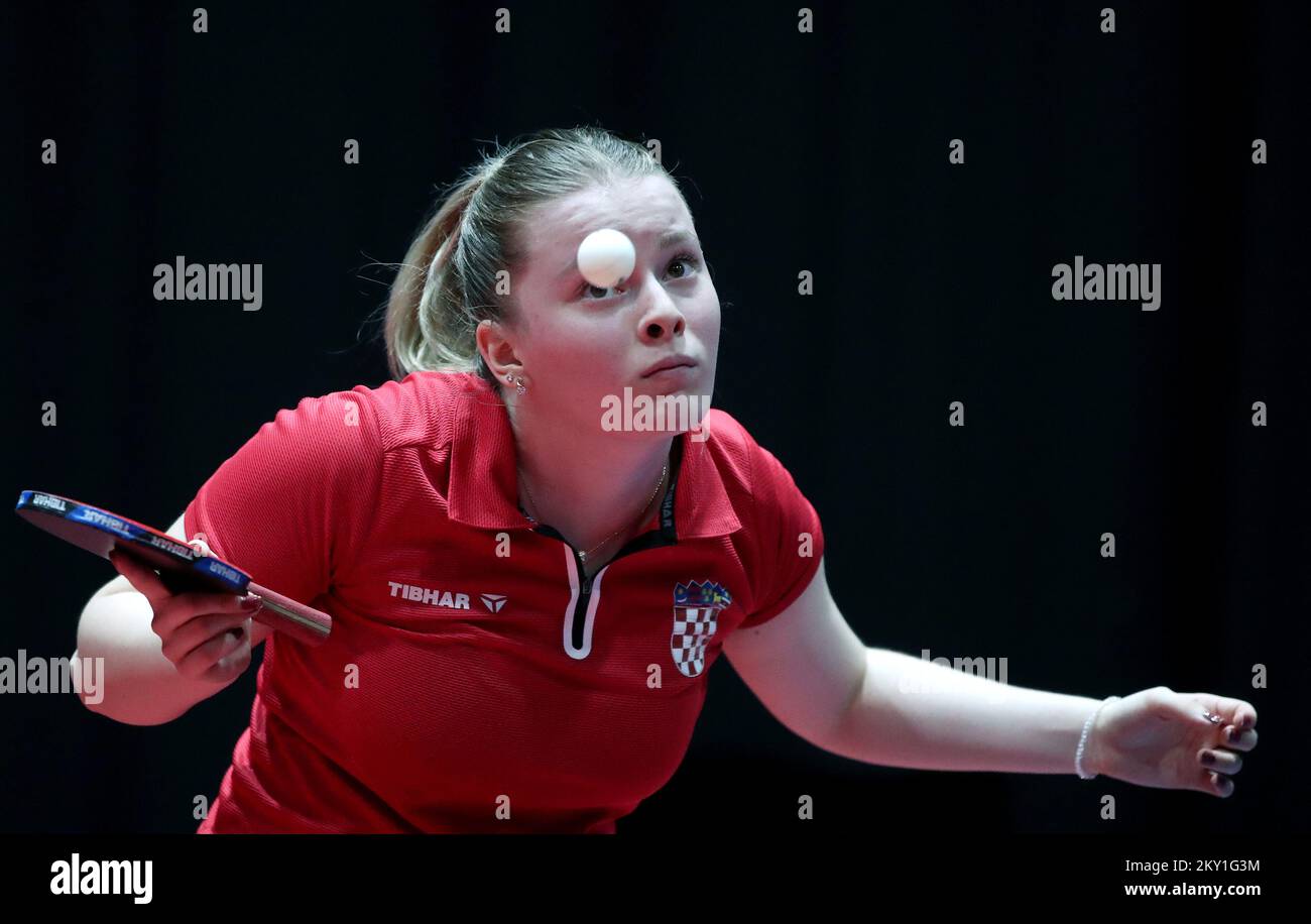 Hana Arapovic della Croazia in azione contro Anna Kirichenko della Finlandia durante le Qualifiche del contendente WTT Zagreb 2022 a Dom Sportova, a zagreb, in Croazia, il 13 giugno 2022. Foto: Sanjin Strukic/PIXSELL Foto Stock