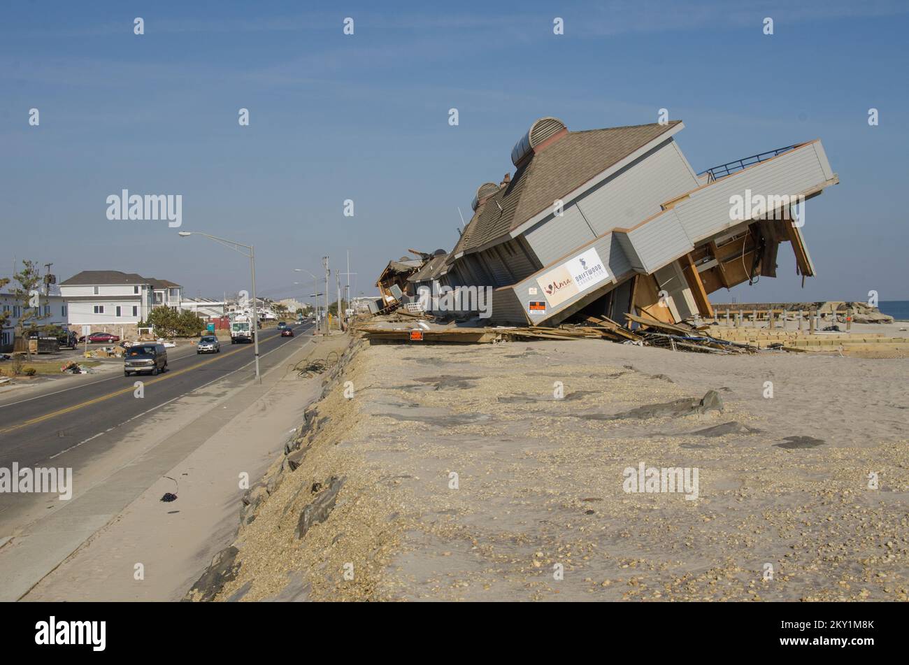 Sea Bright, N.J., 26 novembre 2012 questa attività di cabana sulla spiaggia, che si trovava di fronte al muro di mare, fu distrutta dall'uragano Sandy. Case e imprese sul lato opposto del muro di mare in genere sono andati meglio, anche se ci sono stati ancora gravi danni in Sea Bright. New Jersey Hurricane Sandy. Fotografie relative a disastri e programmi, attività e funzionari di gestione delle emergenze Foto Stock
