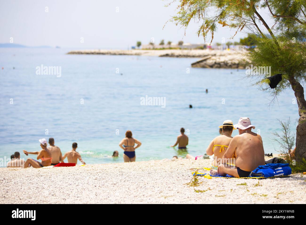 La gente e i bambini si godono il caldo alla spiaggia di Znjan, mentre un'onda di calore raggiunge il paese a Spalato, Croazia il 21 giugno 2022. Foto: Milano SABIC/PIXSELL Foto Stock