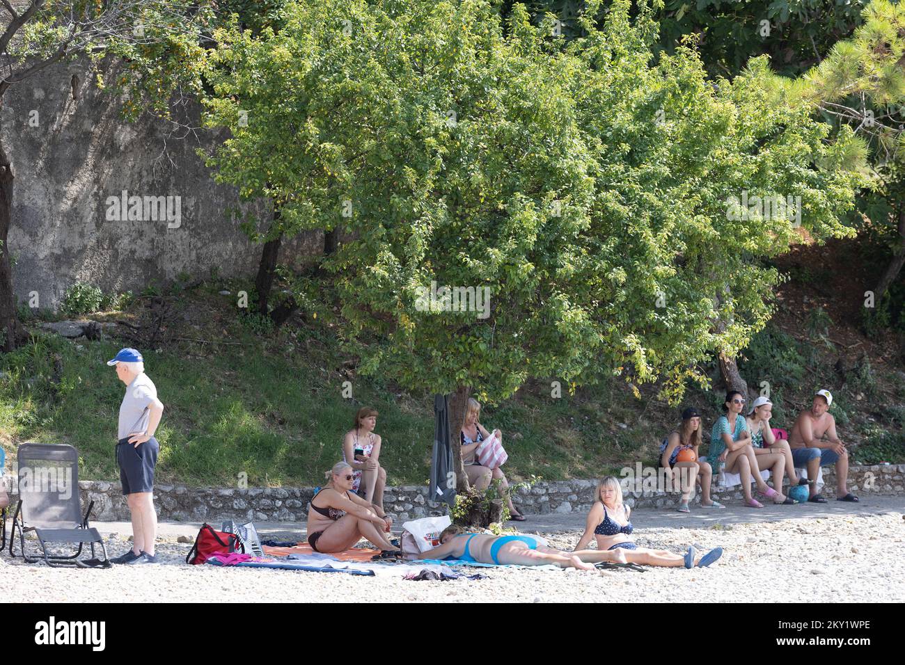 La gente e i bambini si godono il clima caldo a Kantrida Beach, mentre un'onda di calore raggiunge il paese a Rijeka, Croazia, il 21 giugno 2022. Foto: Nel Pavletic/PIXSELL Foto Stock