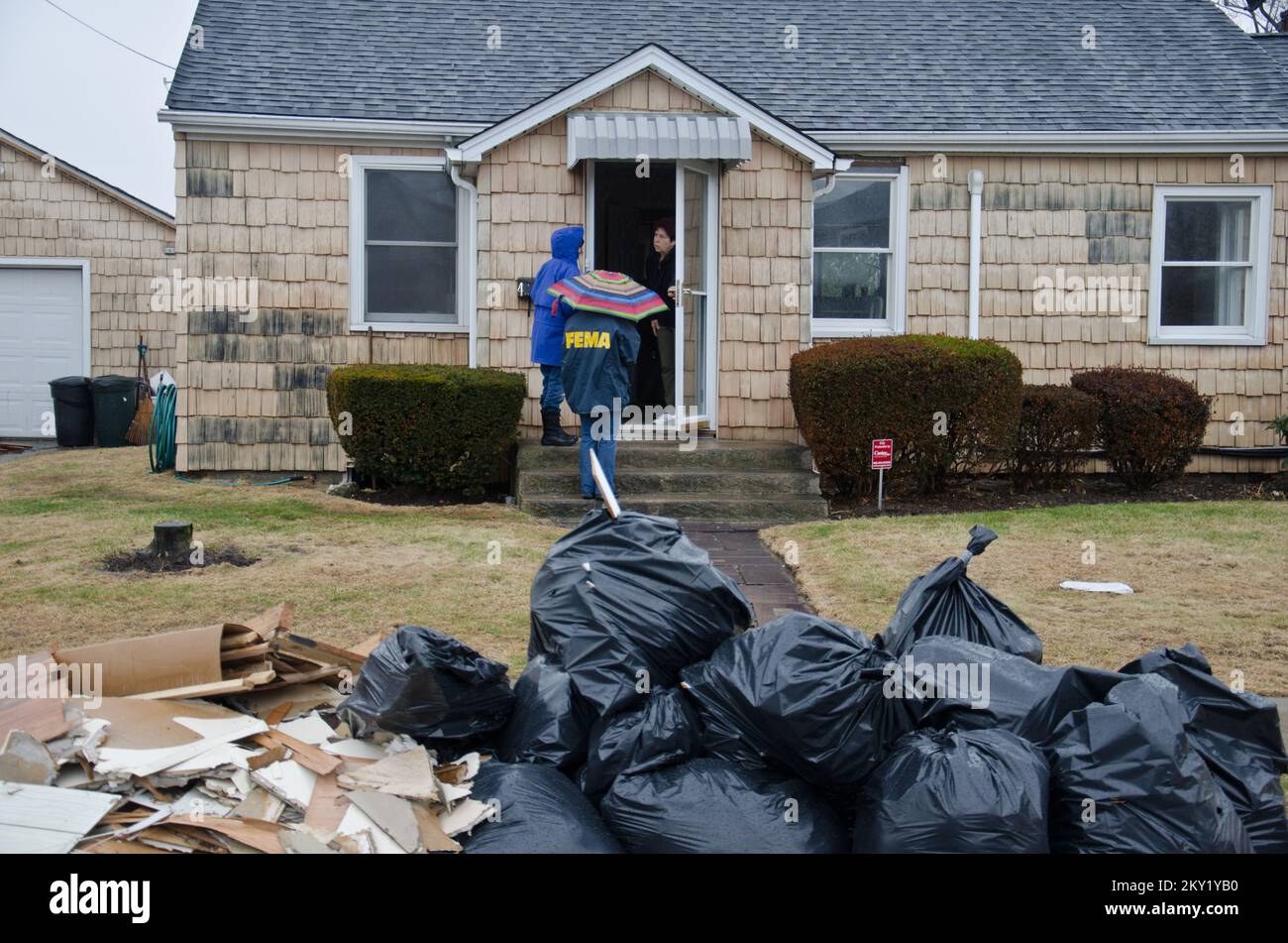 Massapequa, N.Y., 27 novembre 2012 gli specialisti delle relazioni con la comunità FEMA informano i sopravvissuti alle catastrofi nella contea di Nassau New York sul programma di Sheltering & Temporary Essential Power (S.T.E.P.) della FEMA, gestito dalla contea di Nassau e parzialmente finanziato dalla FEMA. S.T.E.P. crea soluzioni temporanee per creare rifugio in modo che il proprietario di casa sia in grado di effettuare riparazioni a lungo termine. Howard Greenblatt/FEMA. L'uragano Sandy di New York. Fotografie relative a disastri e programmi, attività e funzionari di gestione delle emergenze Foto Stock Massapequa, N.Y., 27 novembre 2012 gli specialisti delle relazioni con la comunità FEMA informano i sopravvissuti alle catastrofi nella contea di Nassau New York sul programma di Sheltering & Temporary Essential Power (S.T.E.P.) della FEMA, gestito dalla contea di Nassau e parzialmente finanziato dalla FEMA. S.T.E.P. crea soluzioni temporanee per creare rifugio in modo che il proprietario di casa sia in grado di effettuare riparazioni a lungo termine. Howard Greenblatt/FEMA. L'uragano Sandy di New York. Fotografie relative a disastri e programmi, attività e funzionari di gestione delle emergenze Foto Stock