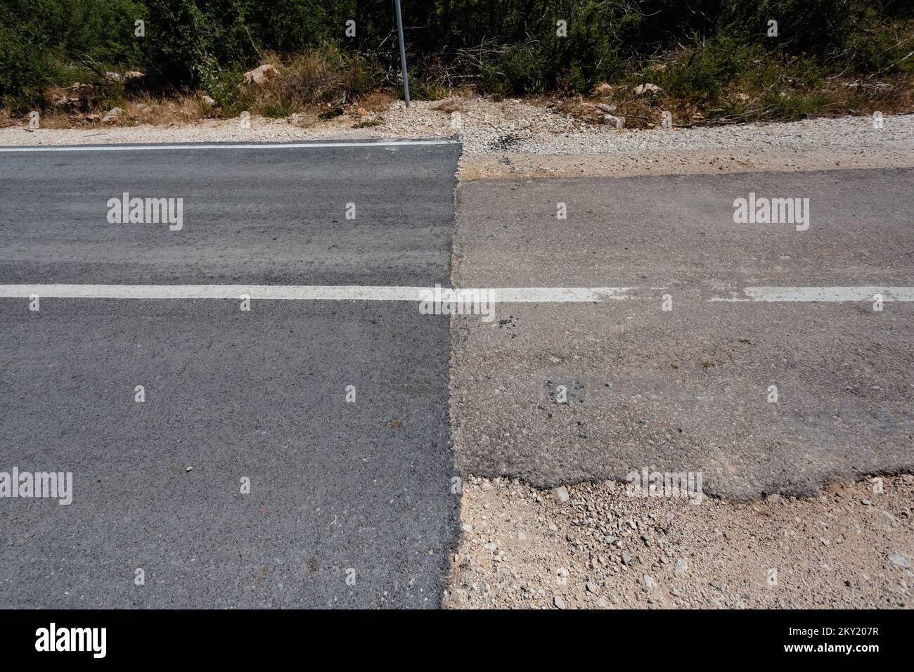 Foto scattata il 26 giugno 2022 mostra la strada al confine tra le contee di Zara e Sibenik-Knin., a Ervenik, Croazia. La strada nella contea di Zadar è completamente asfaltata e la strada nella contea di Sibenik-Knin è in qualità molto bassa. Foto: Sime Zelic/PIXSELL Foto Stock