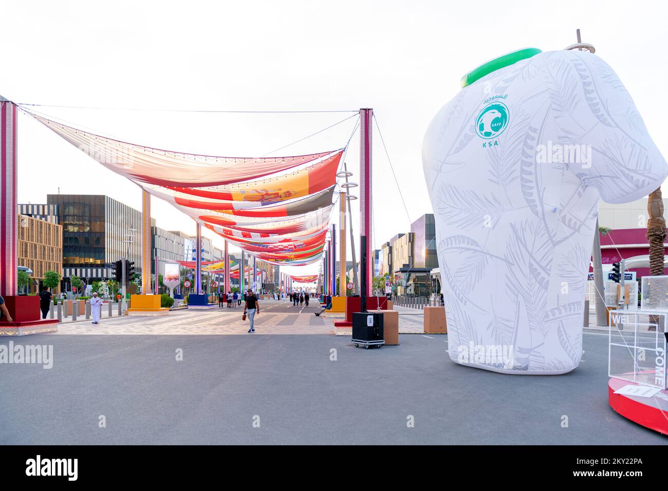 Saudi Falcon club Jersey installato in Lusail boulevard. Lusail Plaza 4 Tower Foto Stock