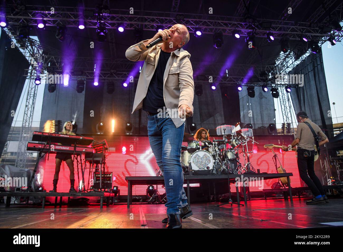 Jim Kerr, cantante capo della band scozzese Simple Minds suona durante un concerto al SRC Salata, a Zagabria, Craotia, il 30 giugno 2022. Foto: Josip Regovic/PIXSELL Foto Stock