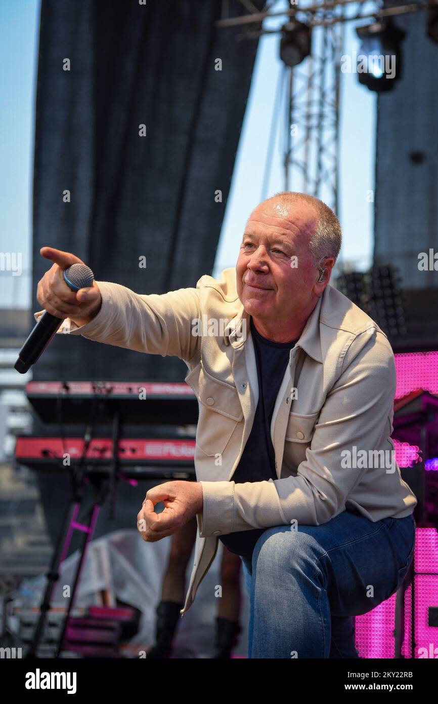 Jim Kerr, cantante capo della band scozzese Simple Minds suona durante un concerto al SRC Salata, a Zagabria, Craotia, il 30 giugno 2022. Foto: Josip Regovic/PIXSELL Foto Stock