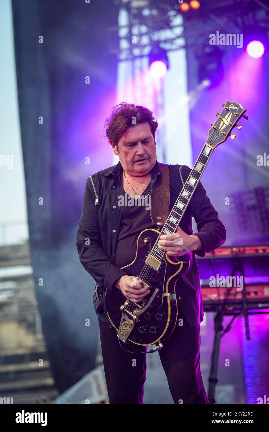 Charlie Burchill della band rock scozzese Simple Minds suona durante un concerto al SRC Salata, a Zagabria, Craotia, il 30 giugno 2022. Foto: Josip Regovic/PIXSELL Foto Stock