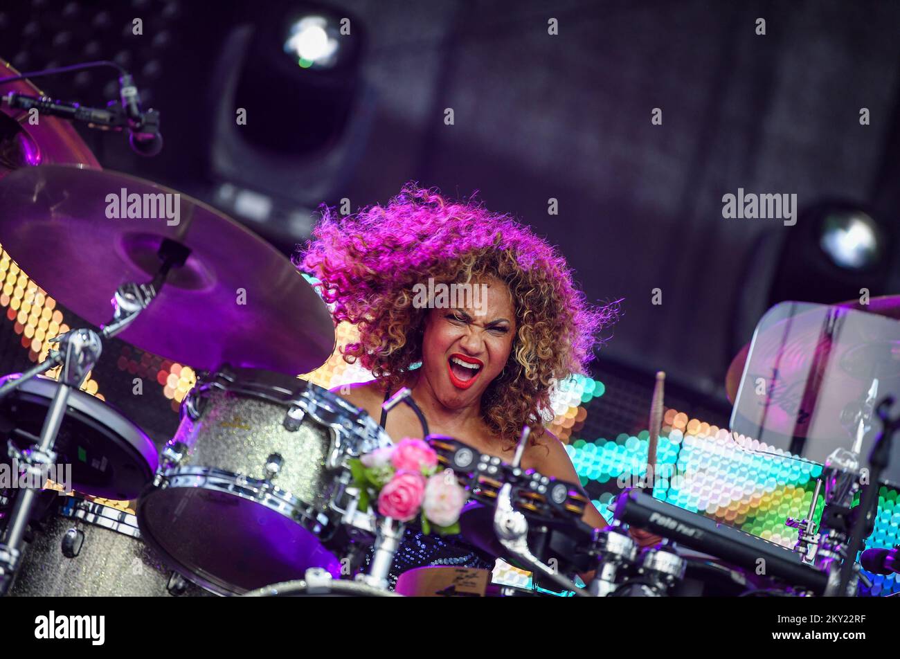 Cherisse Osei della band rock scozzese Simple Minds suona durante un concerto al SRC Salata di Zagabria, Craotia, il 30 giugno 2022. Foto: Josip Regovic/PIXSELL Foto Stock