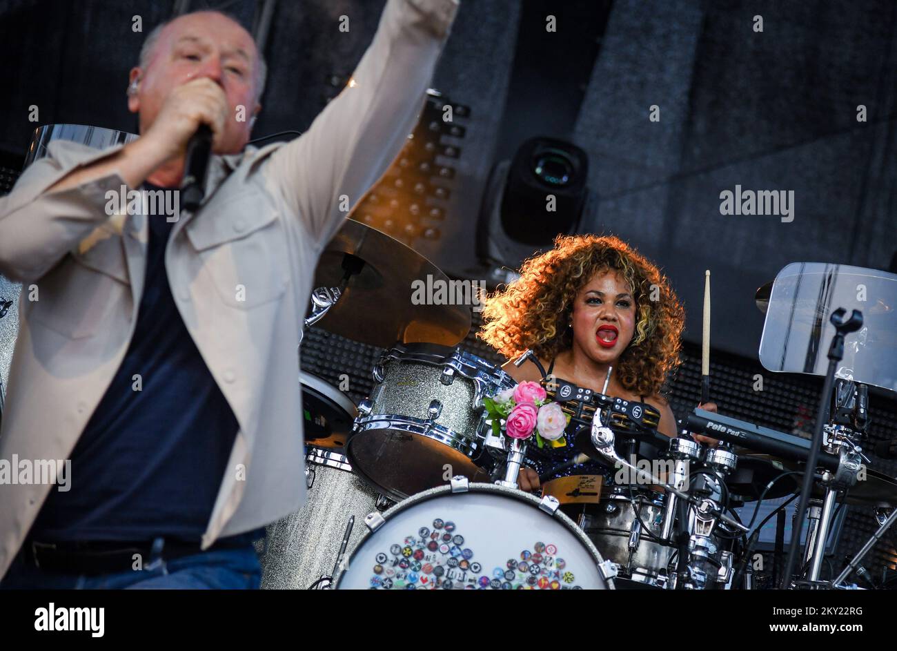 Cherisse Osei della band rock scozzese Simple Minds suona durante un concerto al SRC Salata di Zagabria, Craotia, il 30 giugno 2022. Foto: Josip Regovic/PIXSELL Foto Stock