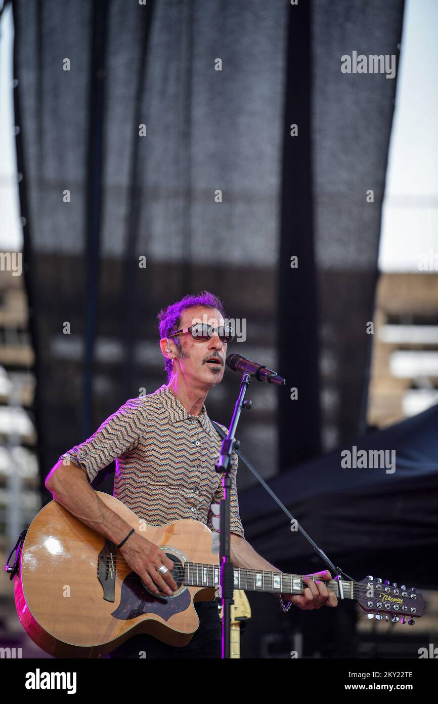 Gordy Goudie della band rock scozzese Simple Minds si esibisce durante un concerto al SRC Salata, a Zagabria, Craotia, il 30 giugno 2022. Foto: Josip Regovic/PIXSELL Foto Stock