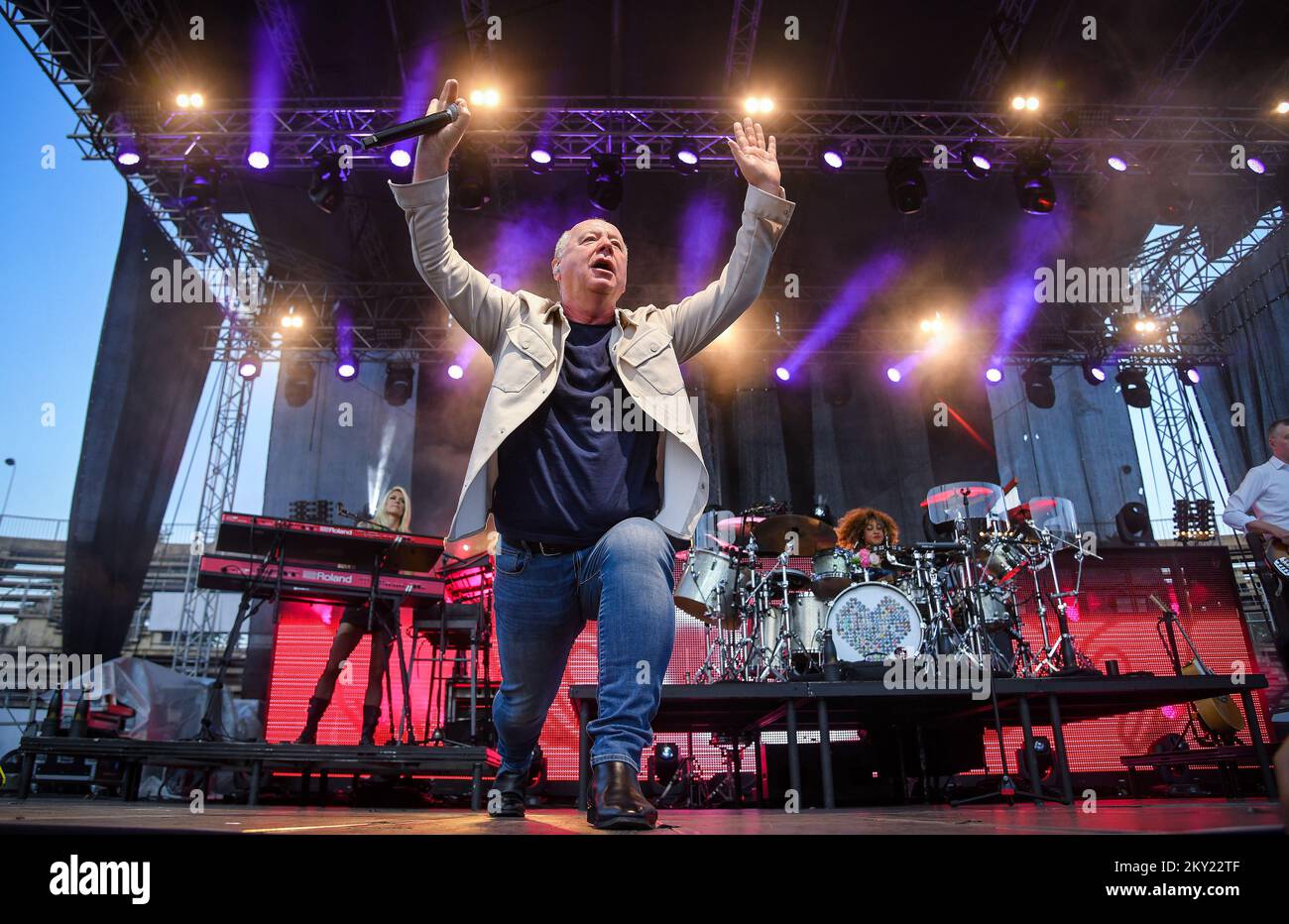 Jim Kerr, cantante capo della band scozzese Simple Minds suona durante un concerto al SRC Salata, a Zagabria, Craotia, il 30 giugno 2022. Foto: Josip Regovic/PIXSELL Foto Stock