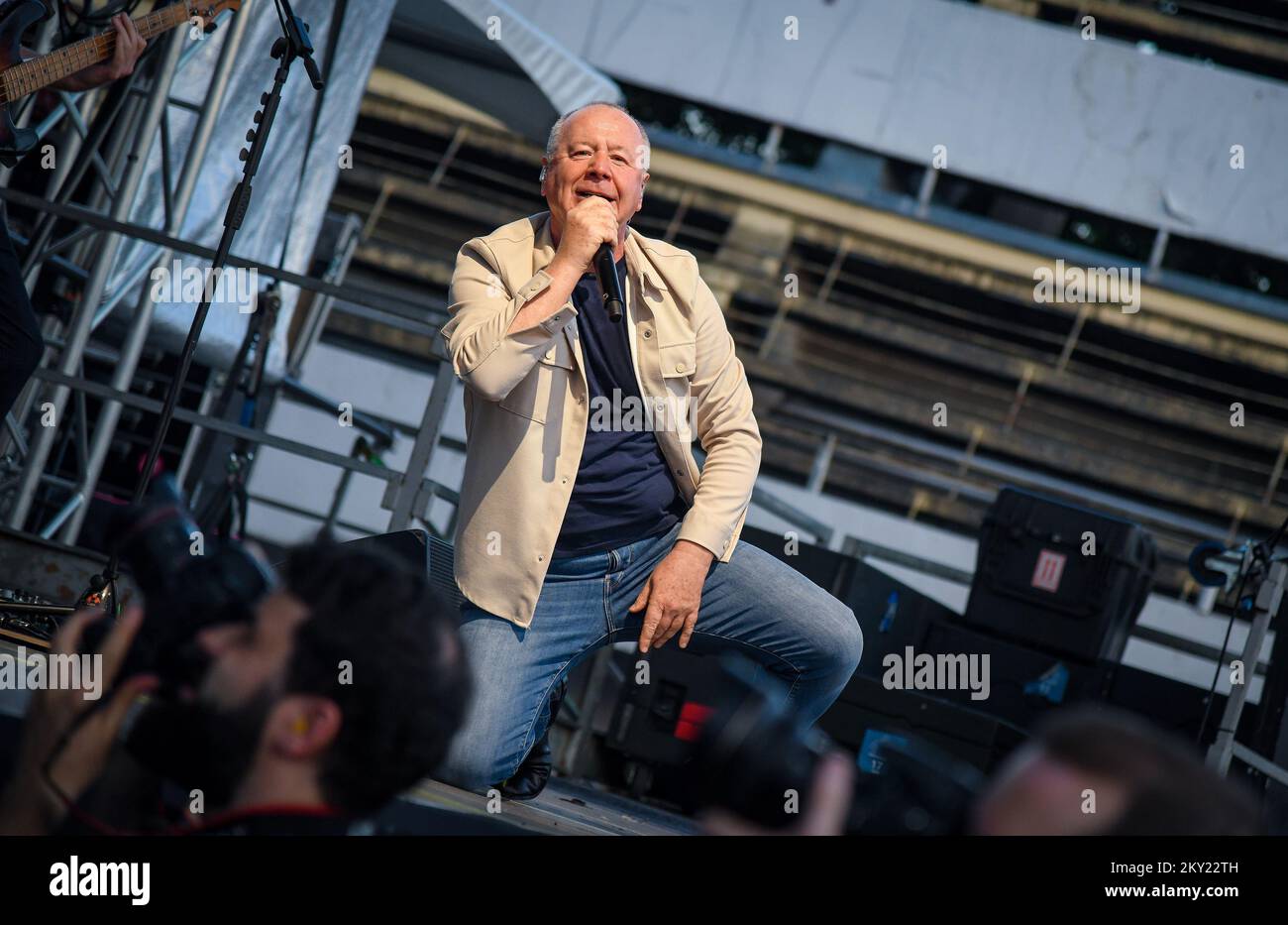 Jim Kerr, cantante capo della band scozzese Simple Minds suona durante un concerto al SRC Salata, a Zagabria, Craotia, il 30 giugno 2022. Foto: Josip Regovic/PIXSELL Foto Stock