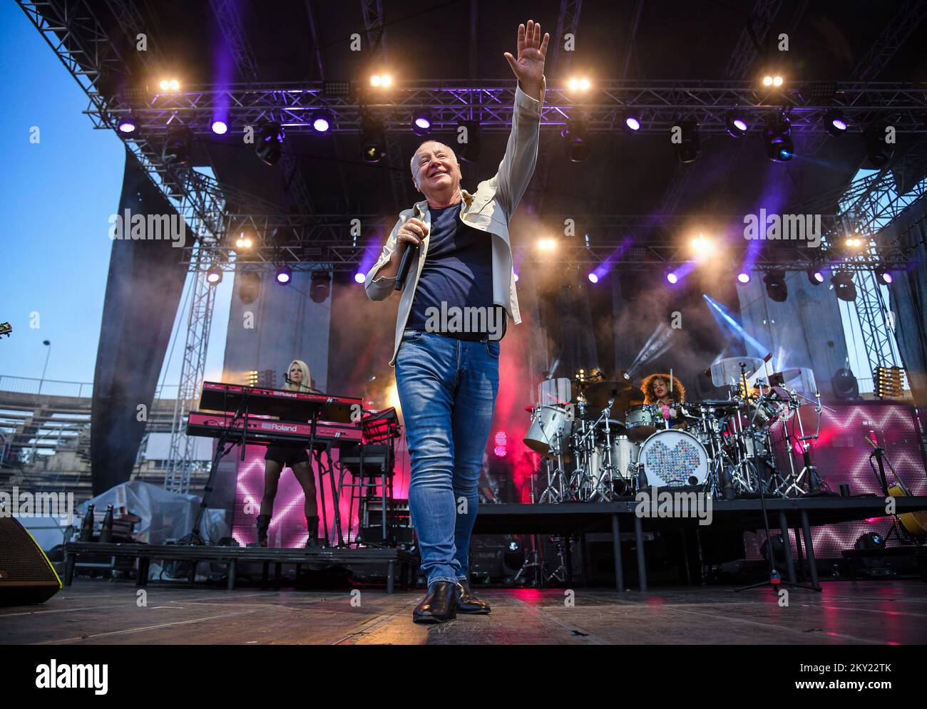 Jim Kerr, cantante capo della band scozzese Simple Minds suona durante un concerto al SRC Salata, a Zagabria, Craotia, il 30 giugno 2022. Foto: Josip Regovic/PIXSELL Foto Stock