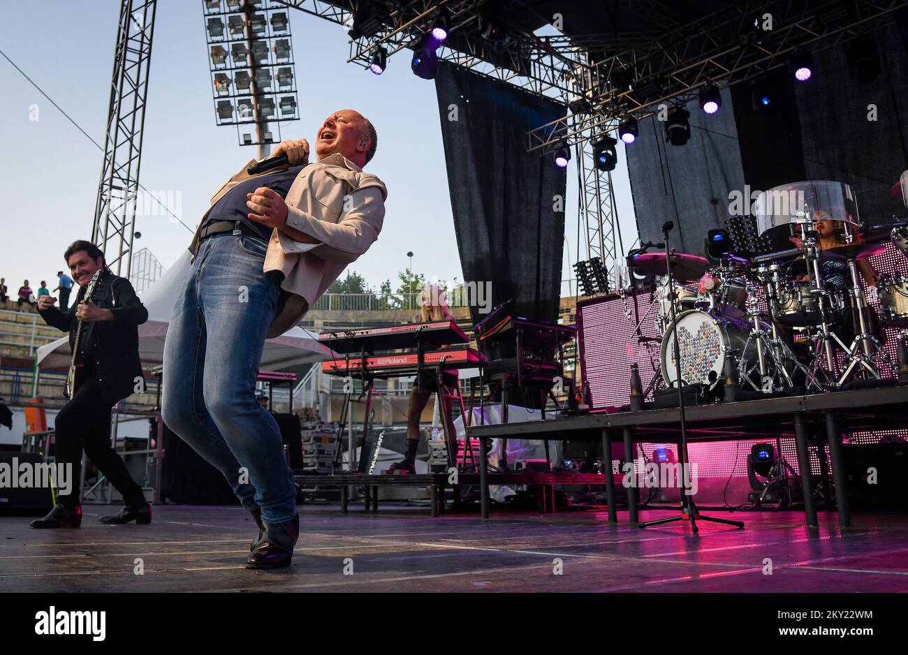 Jim Kerr, cantante capo della band scozzese Simple Minds suona durante un concerto al SRC Salata, a Zagabria, Craotia, il 30 giugno 2022. Foto: Josip Regovic/PIXSELL Foto Stock