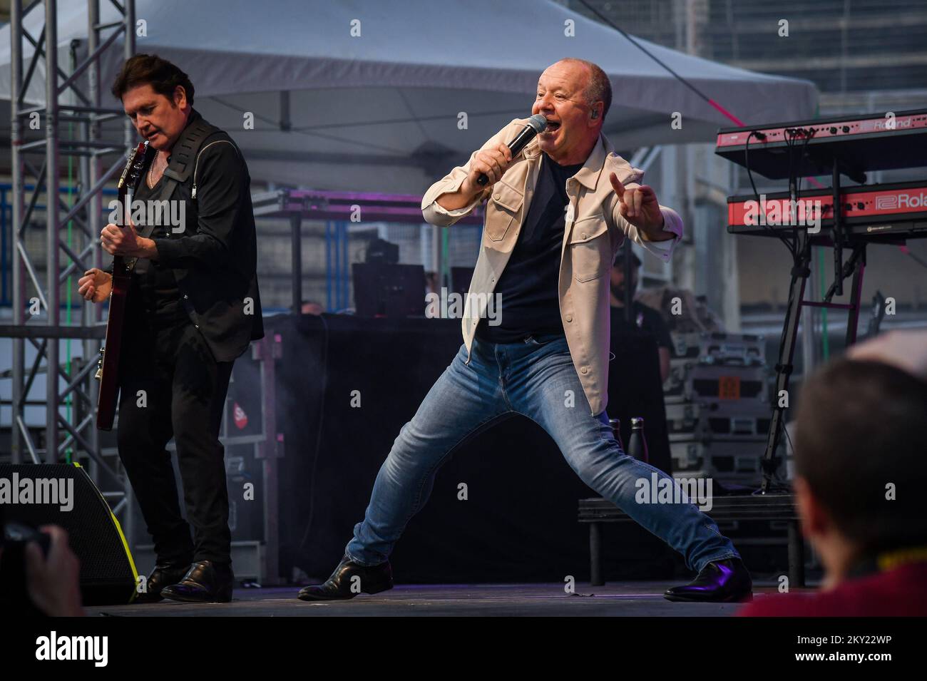 Jim Kerr, cantante capo della band scozzese Simple Minds suona durante un concerto al SRC Salata, a Zagabria, Craotia, il 30 giugno 2022. Foto: Josip Regovic/PIXSELL Foto Stock