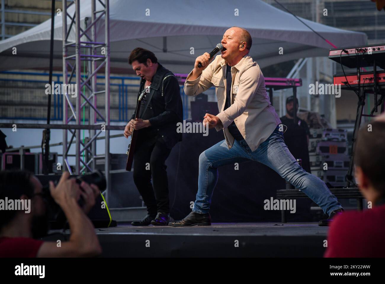 Jim Kerr, cantante capo della band scozzese Simple Minds suona durante un concerto al SRC Salata, a Zagabria, Craotia, il 30 giugno 2022. Foto: Josip Regovic/PIXSELL Foto Stock