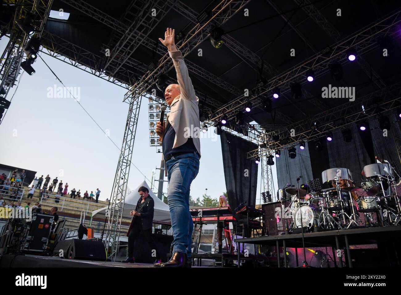 Jim Kerr, cantante capo della band scozzese Simple Minds suona durante un concerto al SRC Salata, a Zagabria, Craotia, il 30 giugno 2022. Foto: Josip Regovic/PIXSELL Foto Stock