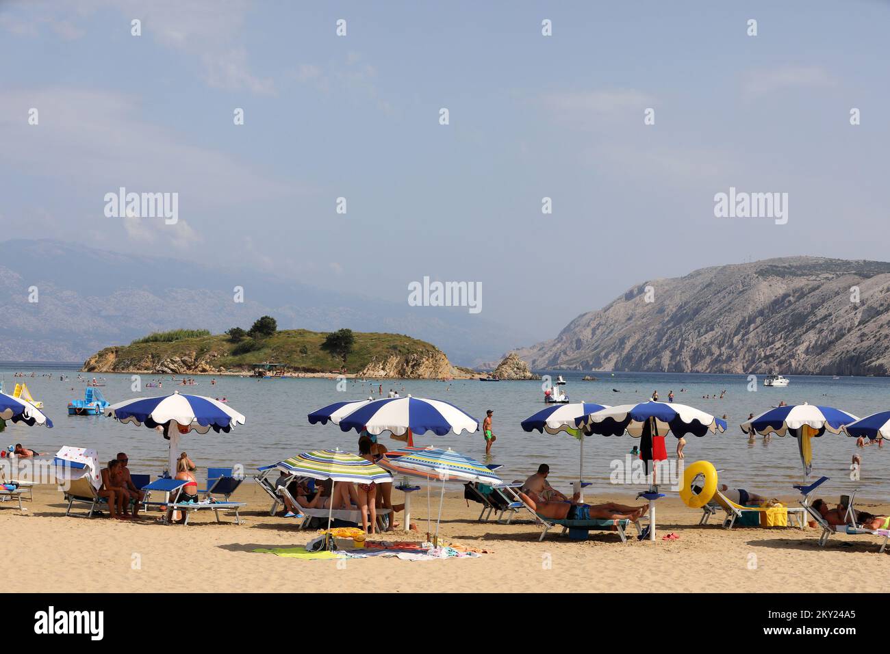 Spiagge Rab La spiaggia sabbiosa di Paradise (Rajska plaza) è affollata di bagnanti ...