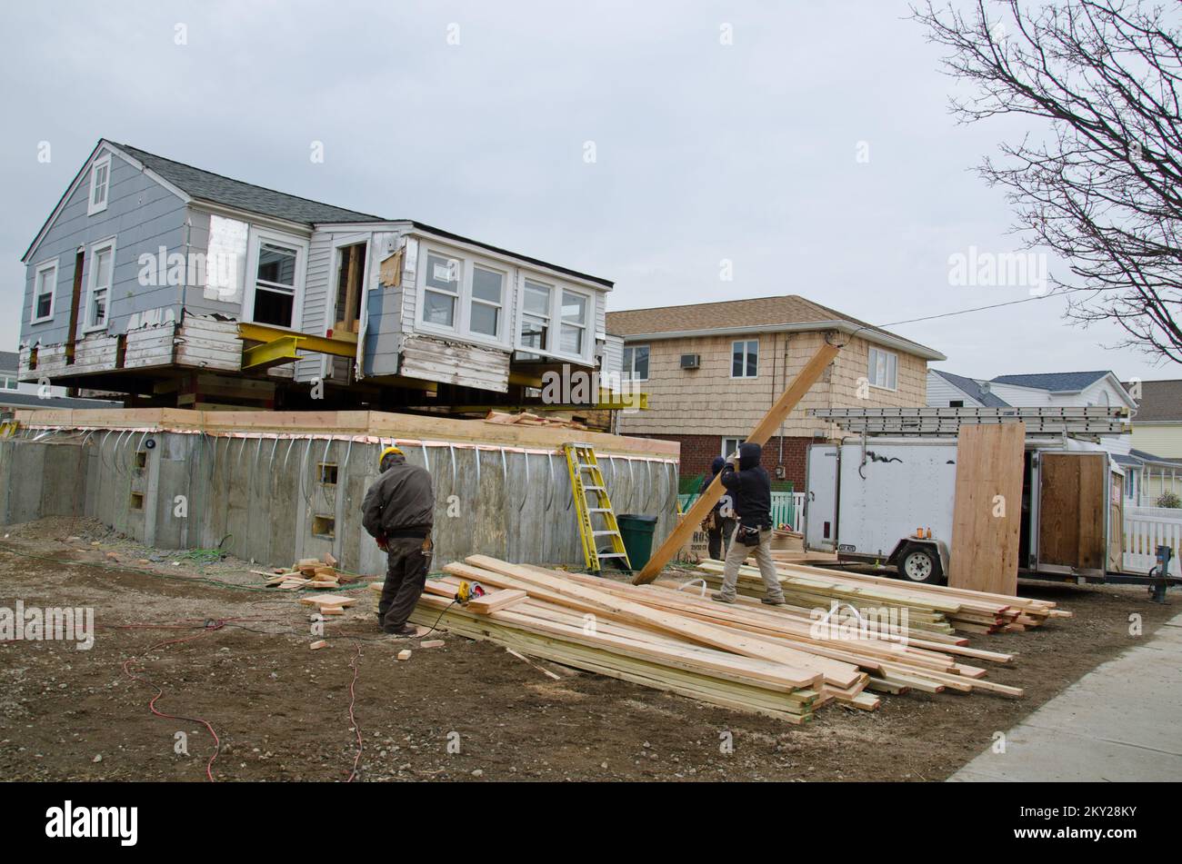Seaford, N.Y., 30 novembre 2012 a seguito della devastazione lasciata dall'uragano Sandy, il proprietario di questa casa sta facendola crescere per contribuire a ridurre le possibilità di futuri danni da disastro. Il programma di mitigazione della FEMA contribuisce a ridurre le perdite che possono derivare da disastri naturali. Howard Greenblatt/FEMA. L'uragano Sandy di New York. Fotografie relative a disastri e programmi, attività e funzionari di gestione delle emergenze Foto Stock