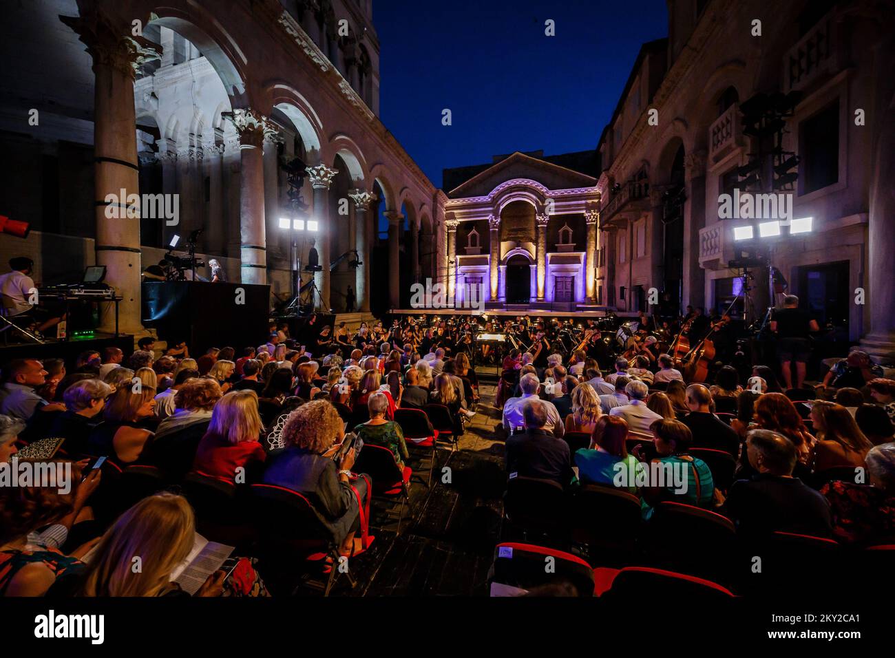 Simon Boccanegra di Verdi sotto la direzione musicale del maestro Ivo Lipanovic, nella visione del regista di Kresimir Dolencic, è stato inaugurato nel 68th. Festival estivo di Spalato a Peristille, a Spalato, Croazia, il 14 luglio 2022. Split Summer Festival è un evento internazionale di musica e palcoscenico a Spalato che include spettacoli teatrali, lirici, balletti e concerti. Oltre al Festival estivo di Dubrovnik, è il festival teatrale nazionale più grande, più antico e più rappresentativo che si tiene negli spazi più ampi. Il fondatore e proprietario del Festival estivo di Spalato sono la città di Spalato. Foto: Zvonimir Barisin/PIXSELL Foto Stock