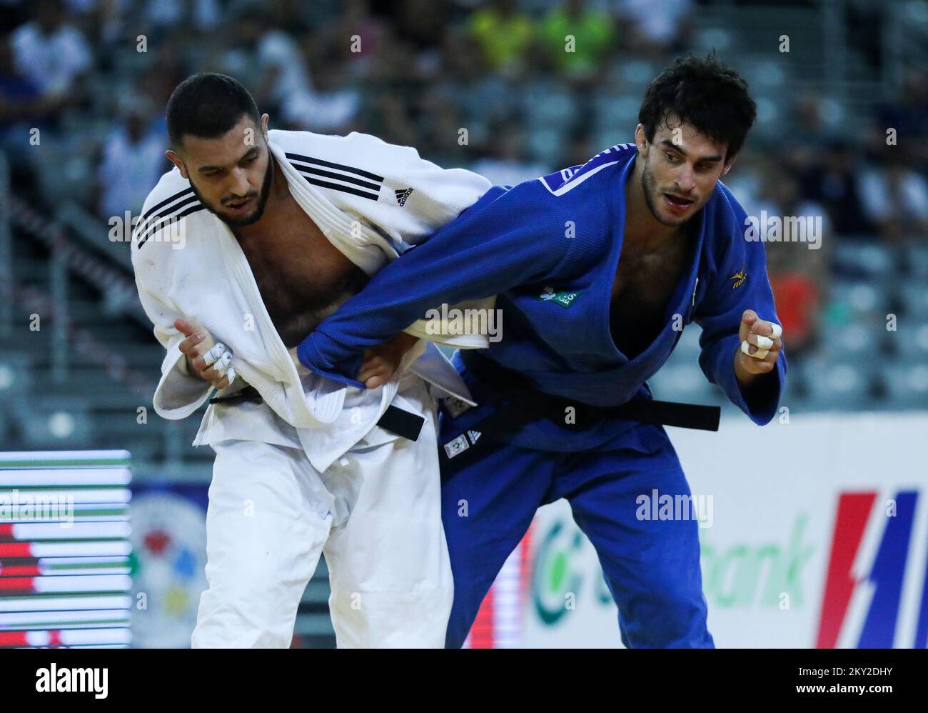 Joao Fernando del Portogallo in una lotta contro Achraf Moutii del Marocco nella categoria degli uomini fino al 81kg durante il Tour Mondiale IJF del Gran Premio di Zagabria, tenutosi presso l'Arena di Zagabria, in Croazia, il 16 luglio 2022. Foto: Zeljko Hladika/PIXSELL Foto Stock