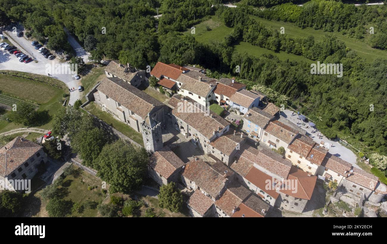 Veduta aerea della città più piccola del mondo Hum, Croazia il 21 maggio 2022. Hum è un insediamento nella città di Buzet, nella contea istriana. Ha solo 30 abitanti e ha conservato le istituzioni cittadine. Si trova nel centro dell'Istria, a 14 chilometri a sud-est di Buzet. Il rum è spesso citato come la città più piccola del mondo, ma non è incluso nel Guinness dei primati. Foto: Srecko Niketic/PIXSELL Foto Stock