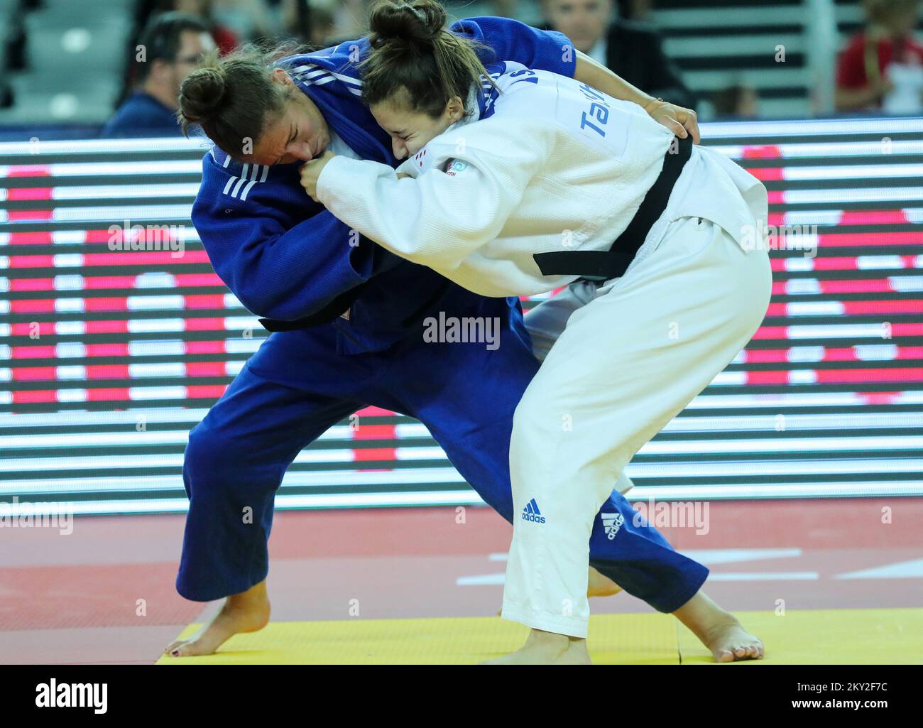 Natalie Powell di Gran Bretagna combatte contro Inbar Lanir di Israele per l'oro nella categoria delle donne fino a 78 kg durante il Tour Mondiale IJF del Gran Premio di Zagabria, tenutosi presso l'Arena di Zagabria, in Croazia, il 17 luglio 2022. Foto: Zeljko Hladika/PIXSELL Foto Stock