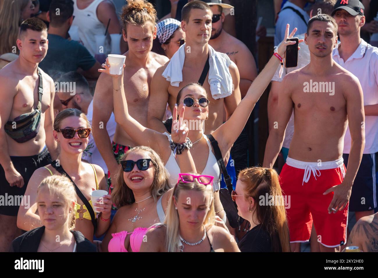 Le persone ballano e si godono a festa al Papaya Club a Zrce Beach a Novalja, sull'isola di Pag, Croazia, il 20 luglio 2022. Foto: Sime Zelic/PIXSELL Foto Stock