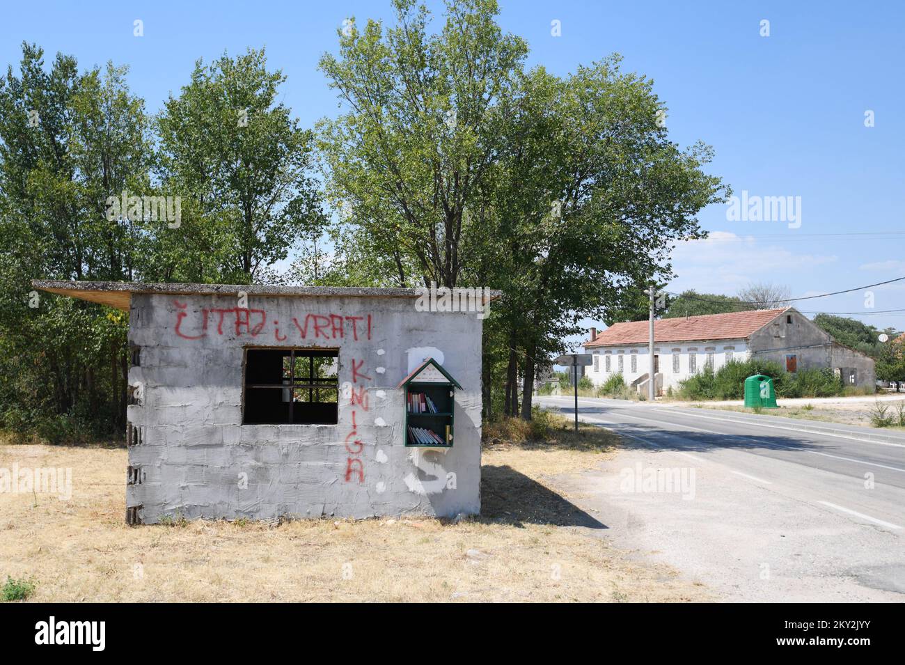 Una piccola biblioteca libera è montata in casa abbandonata nel villaggio di Razvodje vicino Sibenik, Croazia il 23 luglio 2022. La piccola biblioteca gratuita è un progetto per incoraggiare i locali e i turisti a leggere più libri. Foto: Hrvoje Jelavic/PIXSELL Foto Stock