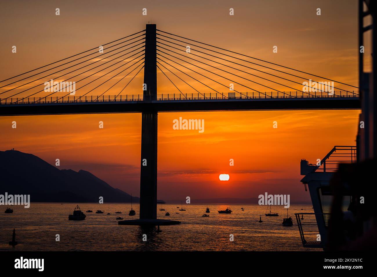 Il sole tramonta sul ponte Peljesac durante la cerimonia di apertura del ponte Peljesac a Komarna, Croazia, il 26 luglio 2022. Foto: Zvonimir Barisin/PIXSELL Foto Stock