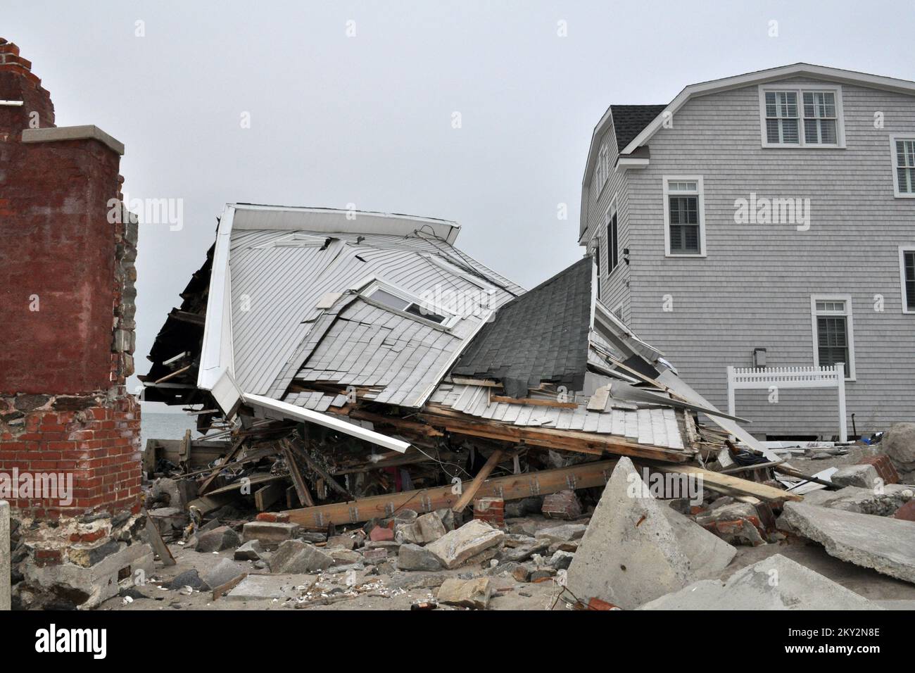 Un esempio drammatico di fallimento della costruzione. Uragano Sandy del Connecticut. Fotografie relative a disastri e programmi, attività e funzionari di gestione delle emergenze Foto Stock
