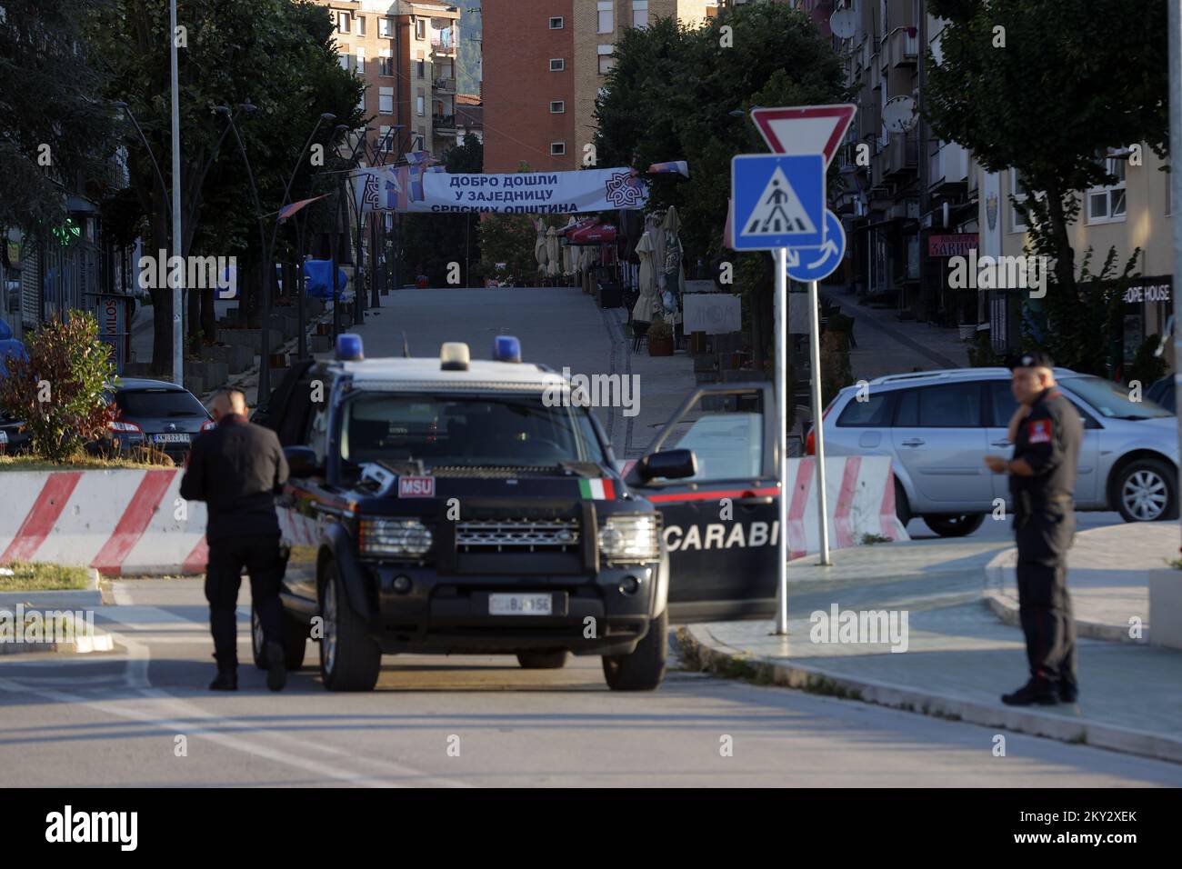 I Carabinieri italiani si trovano accanto al ponte Ibra che separa albanesi e serbi a Kosovska Mitrovica, Kosovo, il 1 agosto 2022. A causa della decisione del governo del Kosovo, che avrebbe dovuto entrare in vigore il 1 agosto a mezzanotte, i serbi nel nord del Kosovo hanno bloccato le strade per i valichi di frontiera con Serbia, Jarinje e Brnjak il 31 luglio. La situazione si è calmata durante la notte perché la decisione del governo del Kosovo è stata temporaneamente sospesa per un mese. Foto: Valdrin Xhemaj/PIXSELL Foto Stock