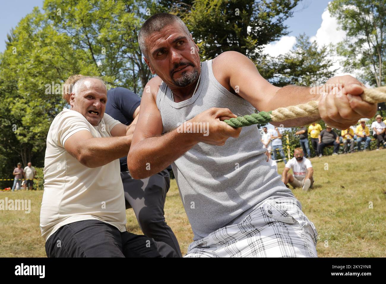 Gli uomini gareggiano in tiro di guerra durante la festa della circoncisione nel villaggio di Donje Ljubinje, Kosovo, 03 agosto 2022. Ogni cinque anni la gente del villaggio organizza un festival Ã”SunetÅ (circoncisione). più di 70 bambini del villaggio sono stati circoncisi quest'anno. Tutti i membri del villaggio si riuniscono, tra cui molti che vivono all'estero da Svizzera, Stati Uniti, Svezia e Germania, per il festival di tre giorni. Torbes Bosniaks sono abitanti che popolano il villaggio di Donje Ljubinje che si trova nelle montagne Shar che formano il confine tra il Kosovo e la Macedonia settentrionale. Foto: Foto Stock