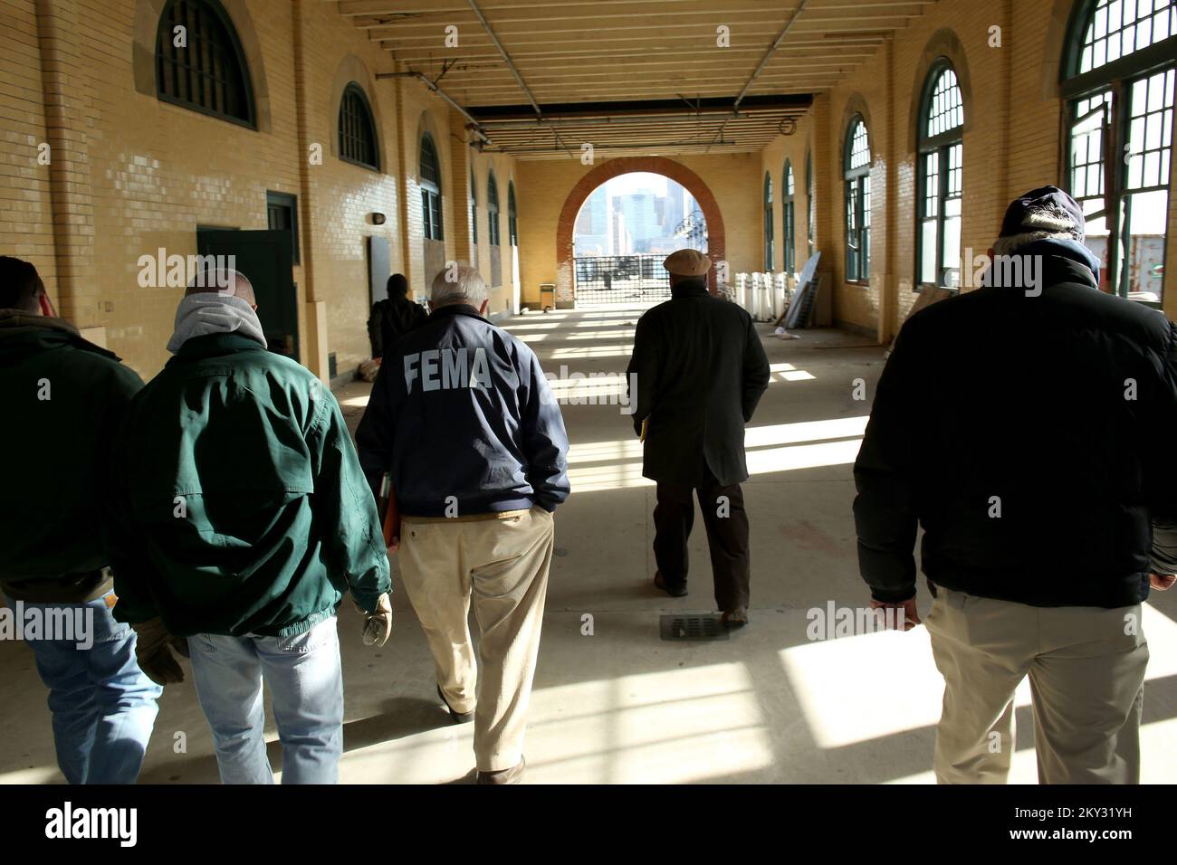Jersey City, N.J., 5 dicembre 2012 i gestori del Liberty state Park e la Task Force della FEMA Public Assistance visitano le strutture del parco e valutano i danni associati all'uragano Sandy. La missione del programma di sussidio di assistenza pubblica (PA) della FEMA è di fornire assistenza ai governi statali, tribali e locali, e a certi tipi di organizzazioni private senza scopo di lucro in modo che le comunità possano rispondere rapidamente e riprendersi da gravi catastrofi o emergenze dichiarate dal presidente. Adam DuBrowa/FEMA. New Jersey Hurricane Sandy. Fotografie relative alle catastrofi e ai programmi di gestione delle emergenze, Foto Stock