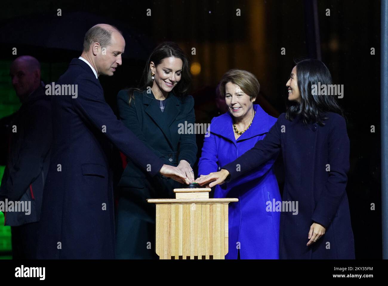 Il Principe e la Principessa del Galles (a sinistra) si uniscono al Sindaco di Boston, Michelle Wu (a destra), e all'Ambasciatore Caroline Kennedy all'angolo dello speaker's Corner al di fuori del Municipio di Boston, USA, per iniziare il conto alla rovescia per la cerimonia di premiazione Earthshot, illuminando il Municipio di Boston e i punti di riferimento sul verde della città. Data immagine: Mercoledì 30 novembre 2022. Foto Stock