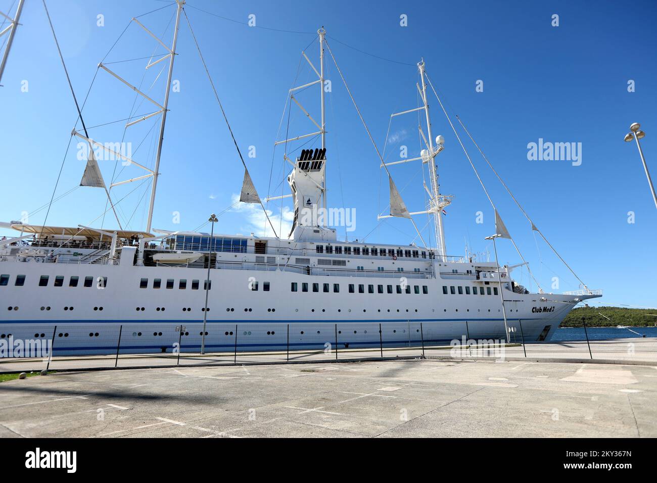 La barca a vela e la nave da crociera 'Club Med 2' sono arrivati nel porto  di Sibenik, a Sibenik, Croazia, il 21 agosto 2022.Club Med 2 è una goletta  a cinque