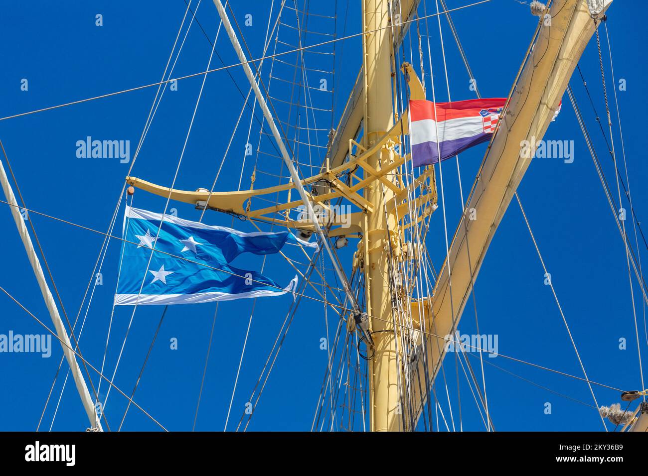 Royal Clipper è arrivato nel porto di Zara, a Zara, in Croazia, il 21 agosto 2022. Ispirato dalla nave alta Preussen, il Royal Clipper ha la orgogliosa distinzione di essere la più grande e l'unica nave a vela a cinque alberi, costruita da quando il suo predecessore è stato lanciato all'inizio del secolo scorso. La nave Royal Clipper è una nave passeggeri (crociera) costruita nel 2000 (22 anni) e attualmente navigante sotto la bandiera di Malta. Foto: Sime Zelic/PIXSELL Foto Stock