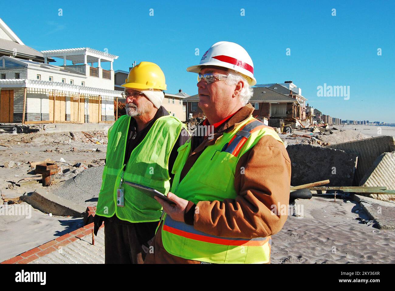 Belle Harboir, N.Y., 6 dicembre 2012 ispettori della FEMA e degli Stati Uniti Il corpo degli ingegneri dell'esercito effettua valutazioni preliminari dei danni alle case di questa comunità fronte spiaggia atlantica che è stata danneggiata dall'uragano Sandy. Numerose strutture devono affrontare la demolizione a causa dell'entità dei danni subiti. L'uragano Sandy di New York. Fotografie relative a disastri e programmi, attività e funzionari di gestione delle emergenze Foto Stock