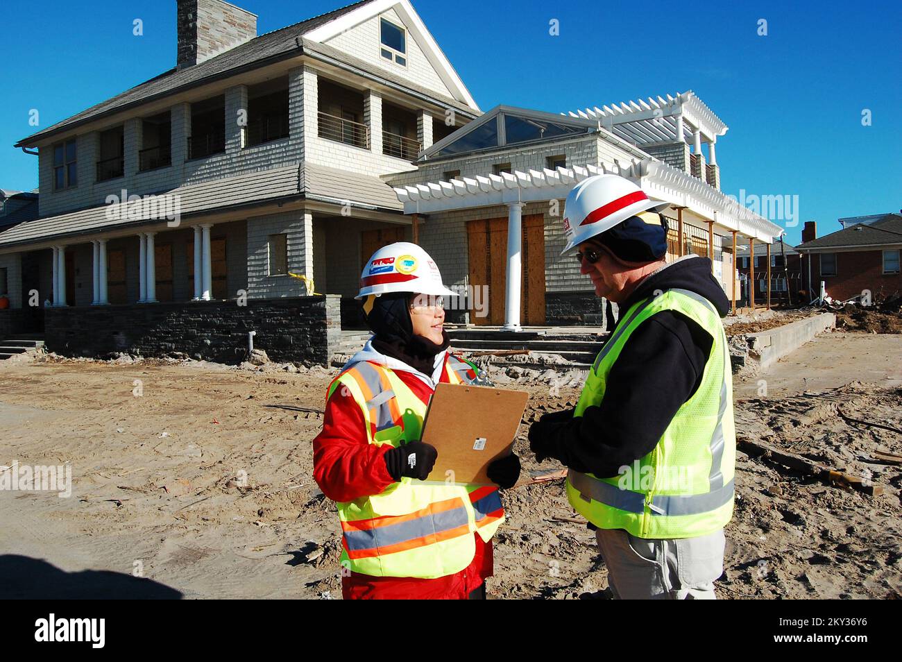 Belle Harbor, N.Y., 6 dicembre 2012, USA Gli ispettori del corpo degli ingegneri dell'esercito hanno cominciato a guardare le case lungo questa comunità di fronte alla spiaggia atlantica in Queens dove l'uragano Sandy è venuto a riva. Molte strutture hanno subito danni sostanziali; alcune dovranno essere demolite. L'uragano Sandy di New York. Fotografie relative a disastri e programmi, attività e funzionari di gestione delle emergenze Foto Stock