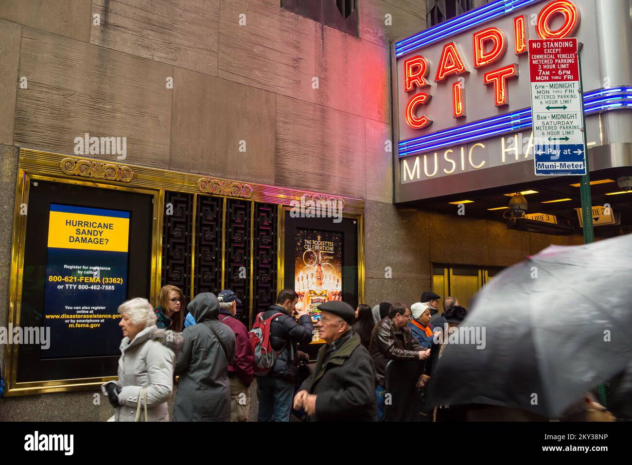 New York City, N.Y., 7 dicembre 2012 i messaggi di assistenza in caso di disastri FEMA sono attualmente visualizzati sulle mostre di poster della radio City Music Hall per consentire a migliaia di residenti di vedere mentre passano davanti al teatro storico durante la stagione delle feste affollate a seguito dell'uragano Sandy. L'uragano Sandy di New York. Fotografie relative a disastri e programmi, attività e funzionari di gestione delle emergenze Foto Stock