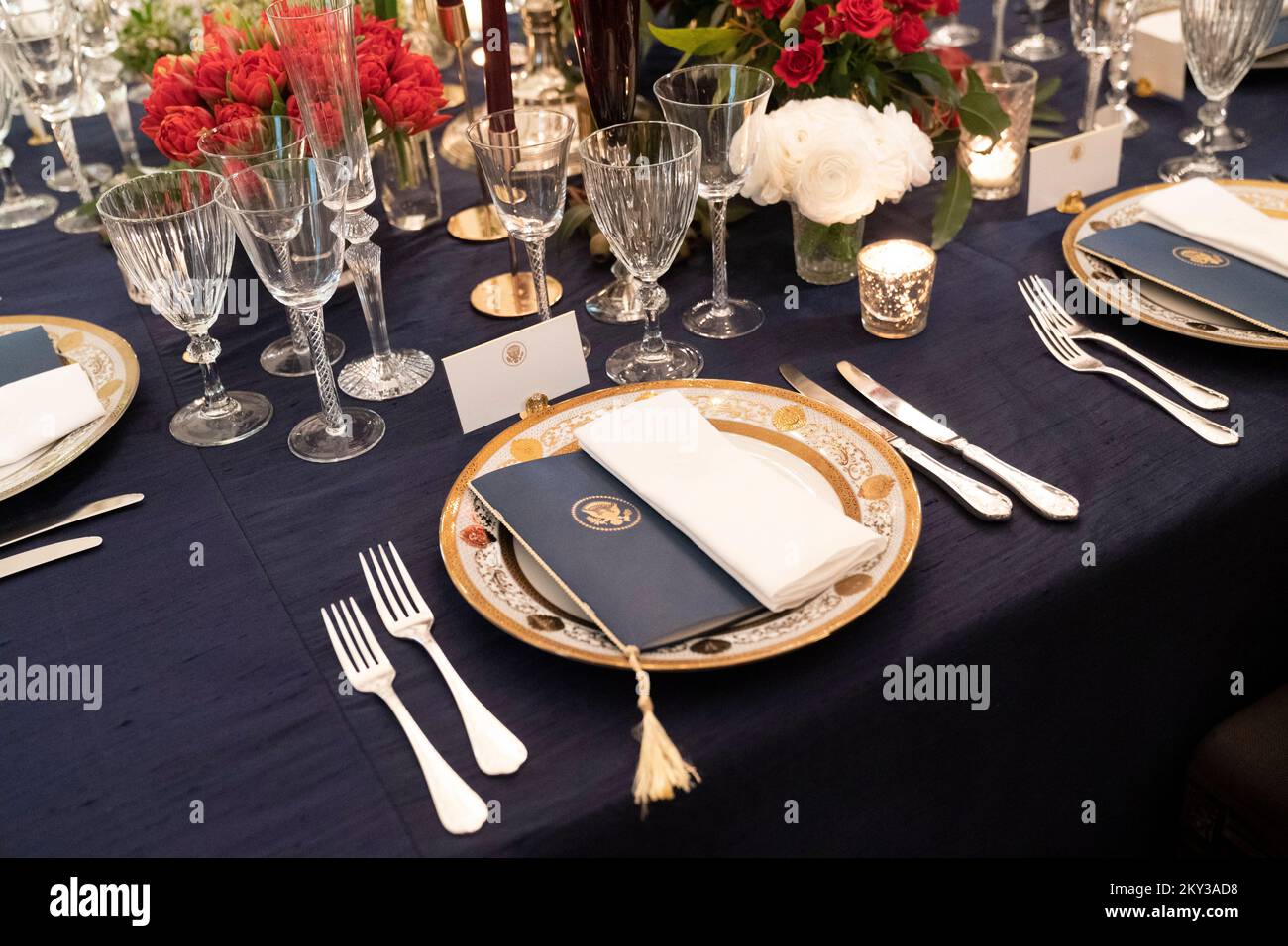 Questo è il luogo di esempio per la cena di Stato del giovedì sera in onore del presidente francese Macron visto durante una presentazione alla Casa Bianca a Washington, DC Mercoledì, 30 novembre 2022. Credit: Chris Kleponis/CNP /MediaPunch Foto Stock
