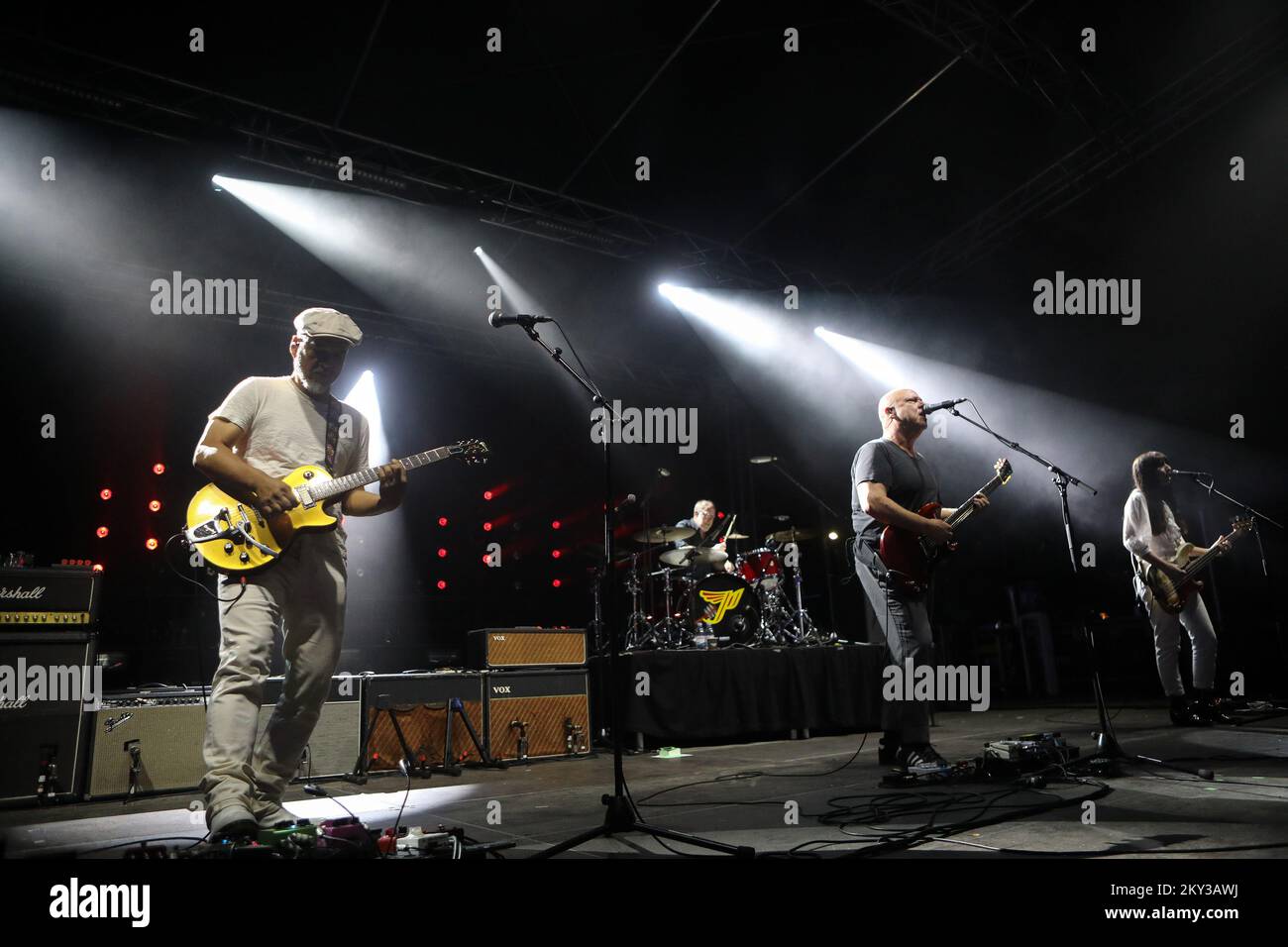 Joey Santiago, Black Francis e Paz Lenchantin of Pixies si esibisce durante un concerto a Zagabria, Croazia, il 27 agosto 2022. Foto: Zeljko Hladika/PIXSELL Foto Stock