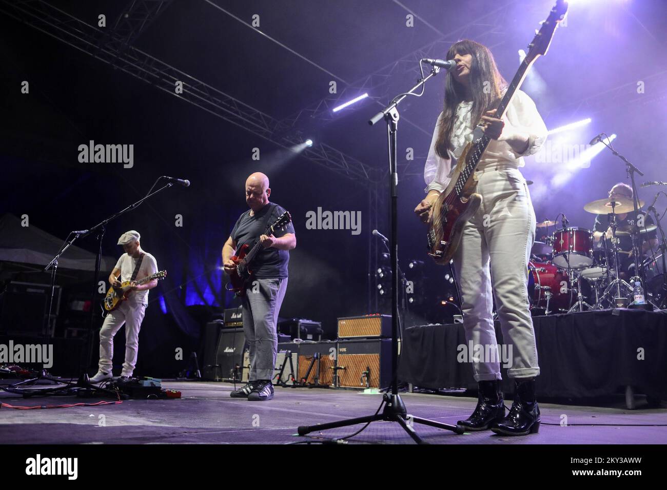 Joey Santiago, Black Francis e Paz Lenchantin of Pixies si esibisce durante un concerto a Zagabria, Croazia, il 27 agosto 2022. Foto: Zeljko Hladika/PIXSELL Foto Stock
