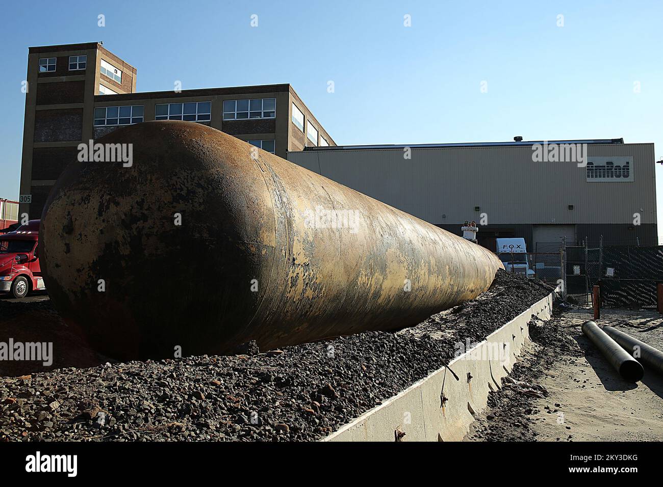 Jersey City, N.J., 12 dicembre 2012 quando questo serbatoio di gas liquido è stato fatto galleggiare in superficie durante l'alluvione dall'uragano Sandy, il porto ha subito gravi danni alle loro infrastrutture critiche. Attraverso il programma PA, la FEMA fornisce un'assistenza federale supplementare per la rimozione dei detriti, le misure di protezione di emergenza e la riparazione, la sostituzione, O il ripristino di strutture pubbliche danneggiate da calamità e di alcune organizzazioni private senza scopo di lucro (PNP). L'autorità portuale può beneficiare dell'assistenza federale nell'ambito del programma di assistenza pubblica FEMA e funziona Foto Stock