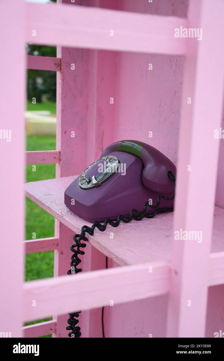 Una cabina telefonica rosa decorata con fiori adorna il prato del Castello Pejacevic recentemente ristrutturato a Virovitica, Croazia, il 2 settembre 2022. Foto: Damir Spehar/PIXSELL Foto Stock