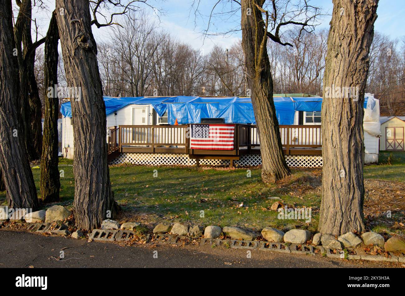Stony Point, N.Y., 15 dicembre 2012 Ba Mar Basin ha fabbricato case parco sul fiume Hudson a Stony Point, New York. Le case sul lungomare di Stony Point Bay sono state danneggiate dall'uragano Sandy. FEMA fornisce assistenza e supporto ai residenti della contea di Rockland, New York. Aragon/FEMA. L'uragano Sandy di New York. Fotografie relative a disastri e programmi, attività e funzionari di gestione delle emergenze Foto Stock