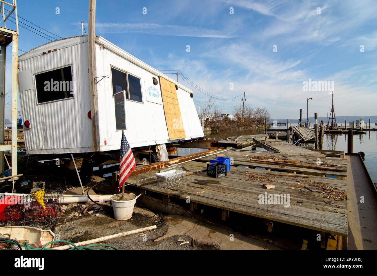 Piermont, N.Y., 15 dicembre 2012 FEMA fornisce assistenza individuale ai sopravvissuti all'uragano Sandy a Piermont, New York. T & R Marina di Piermont, ha perso le barche dai loro ormeggi durante l'impennata della marea, che poi ha galleggiato su River Road, e si è schiantato in case residenziali e proprietà vicine. Aragon/FEMA. L'uragano Sandy di New York. Fotografie relative a disastri e programmi, attività e funzionari di gestione delle emergenze Foto Stock