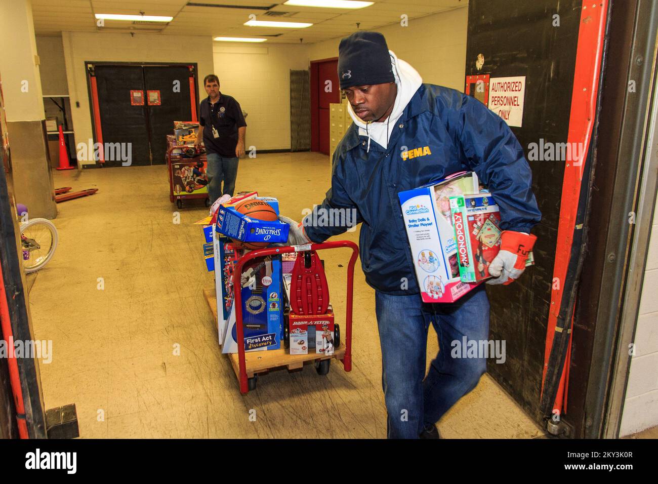 Il personale della FEMA prepara regali di Natale donati ai giocattoli per i giocattoli. New Jersey Hurricane Sandy. Fotografie relative a disastri e programmi, attività e funzionari di gestione delle emergenze Foto Stock Il personale della FEMA prepara regali di Natale donati ai giocattoli per i giocattoli. New Jersey Hurricane Sandy. Fotografie relative a disastri e programmi, attività e funzionari di gestione delle emergenze Foto Stock