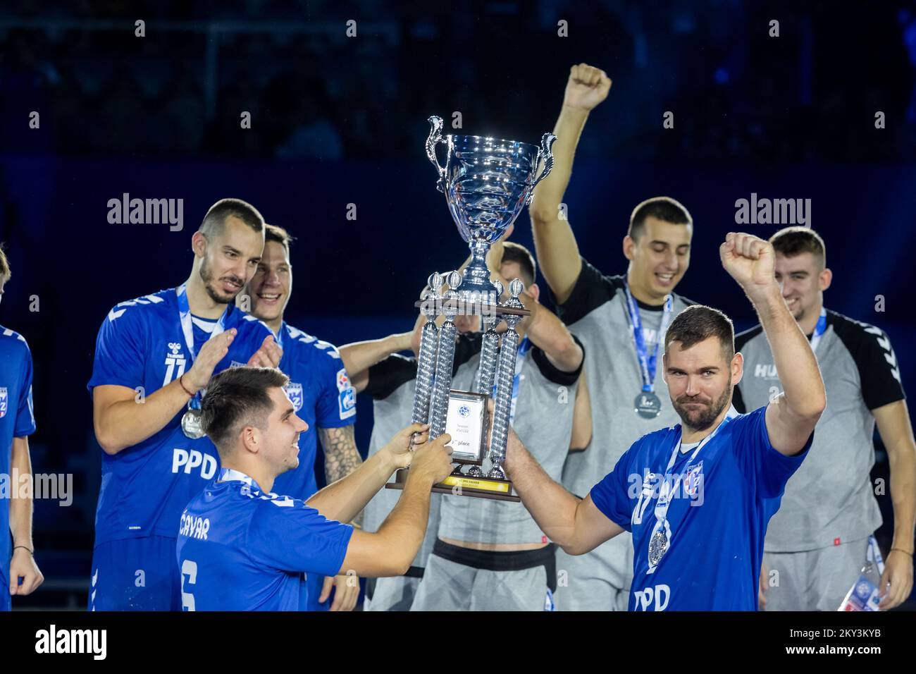 I giocatori del PPD Zagreb ricevono il trofeo per il secong Place alla SEHA Final 4 2022 tra il Kresimir Cosic Sports Hall di Zadar, Croazia, il 04 settembre 2022. Foto di Sime Zelic/PIXSELL Foto Stock