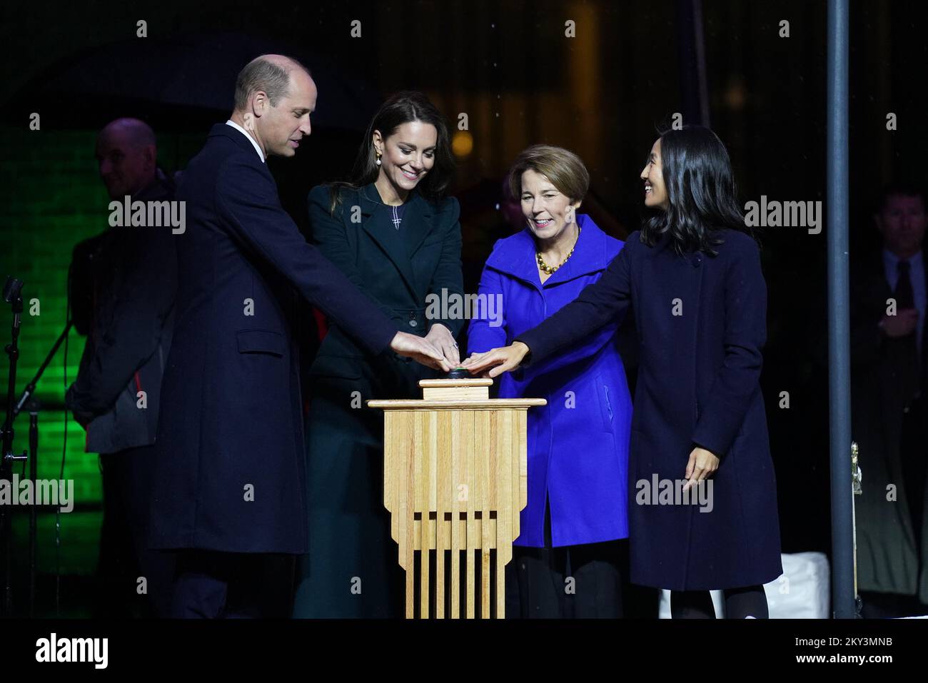 Il Principe e la Principessa del Galles (a sinistra) si uniscono al Sindaco di Boston, Michelle Wu (a destra), all'angolo degli altoparlanti fuori dal Municipio di Boston, USA, per iniziare il conto alla rovescia per la cerimonia dei Premi Earthshot, illuminando il Municipio di Boston e i punti di riferimento nel verde della città. Data immagine: Mercoledì 30 novembre 2022. Foto Stock